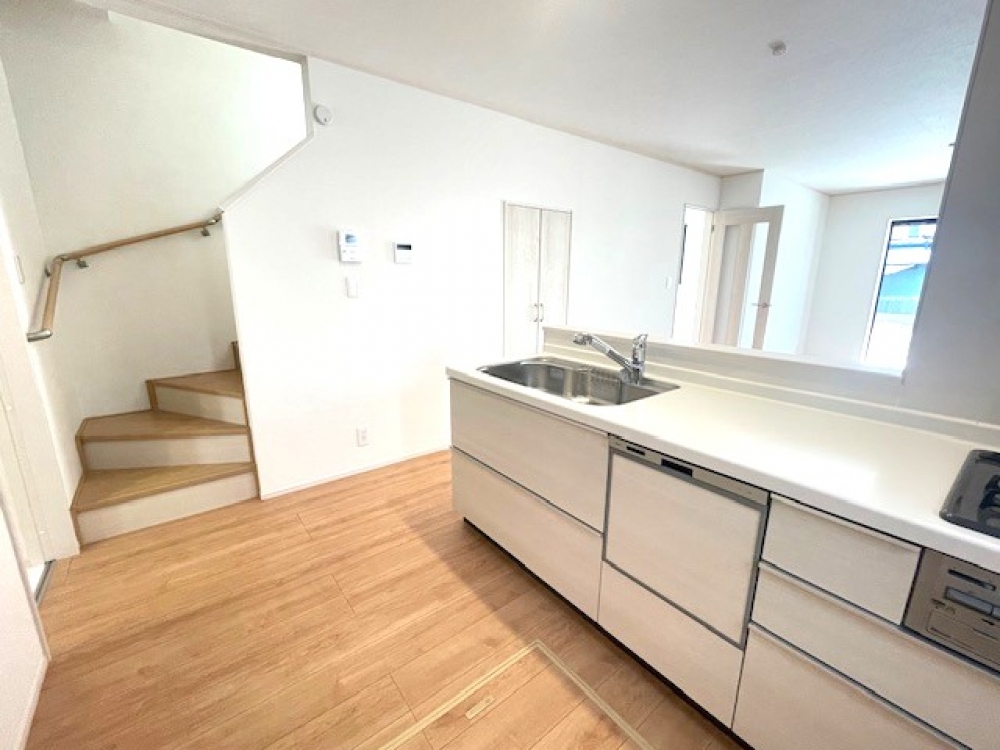 <dd>完成内覧受付中　新築住宅　全３棟</dd>